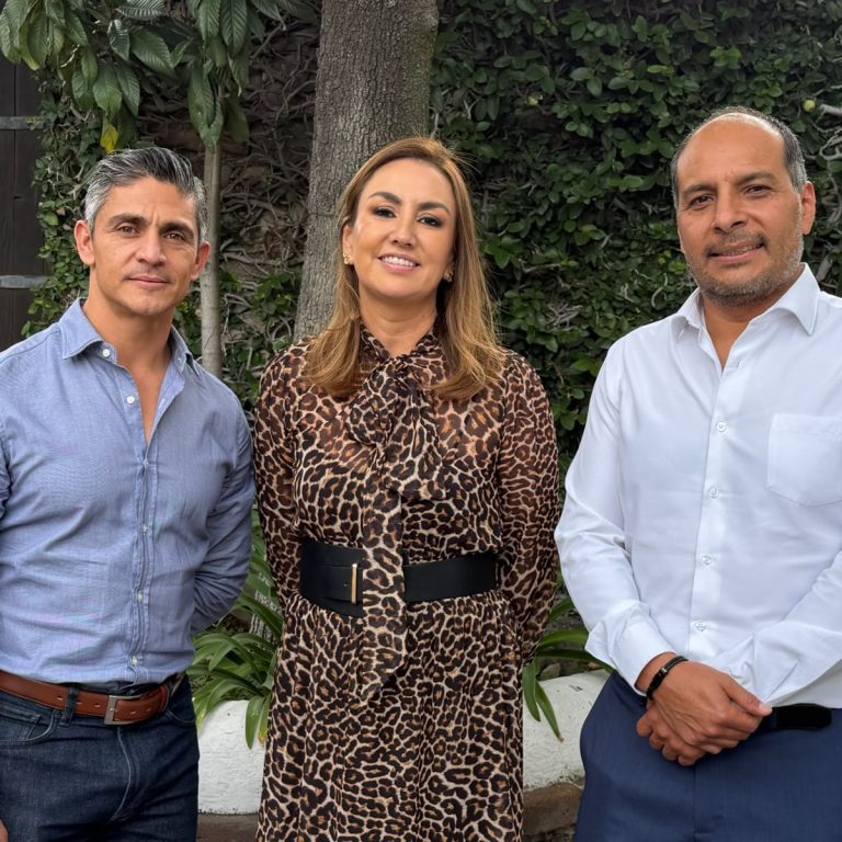 Regidores de oposición en San Juan del Río al finalizar discusión y votación en el cabildo municipal de San Juan del Río