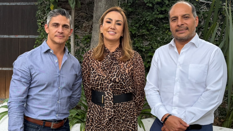 Regidores de oposición en San Juan del Río al finalizar discusión y votación en el cabildo municipal de San Juan del Río