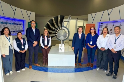 Colaboradores de SAFRAN y docentes de la UTEQ en las instalaciones del grupo aeronáutico