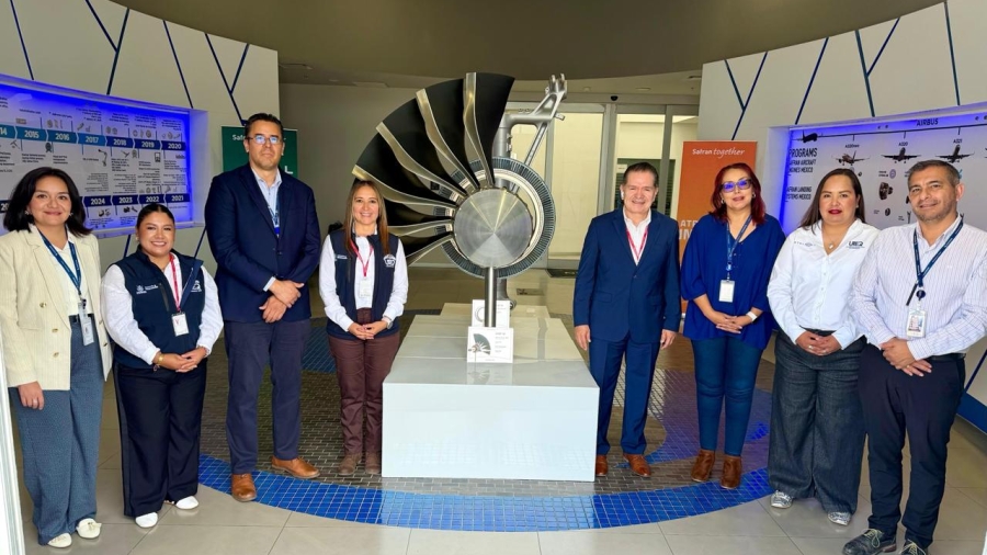 Colaboradores de SAFRAN y docentes de la UTEQ en las instalaciones del grupo aeronáutico