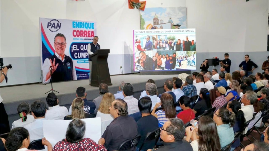El Diputado Local Enrique Correa durante el discurso político de su 2do informe