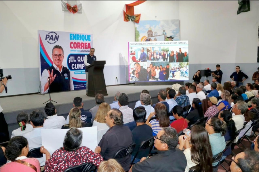 El Diputado Local Enrique Correa durante el discurso político de su 2do informe