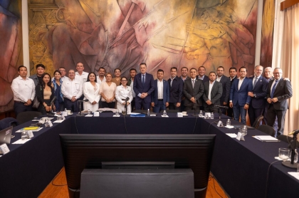 El Gobernador Mauricio Kuri y la Directora de CFE Emilia Esther Calleja en reunión con presidentes municipales de la entidad para presentar de primera mano las fallas que han tenido en cada lugar del estado
