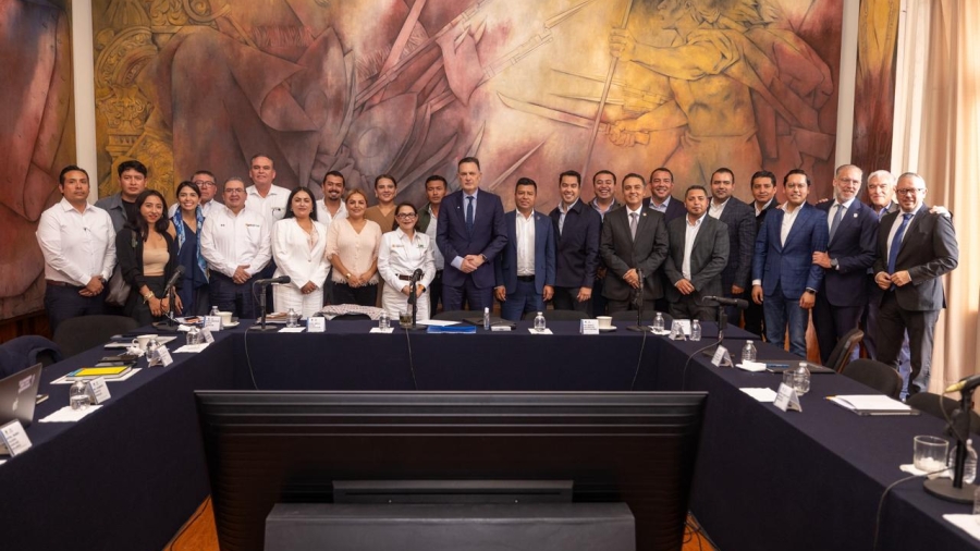 El Gobernador Mauricio Kuri y la Directora de CFE Emilia Esther Calleja en reunión con presidentes municipales de la entidad para presentar de primera mano las fallas que han tenido en cada lugar del estado