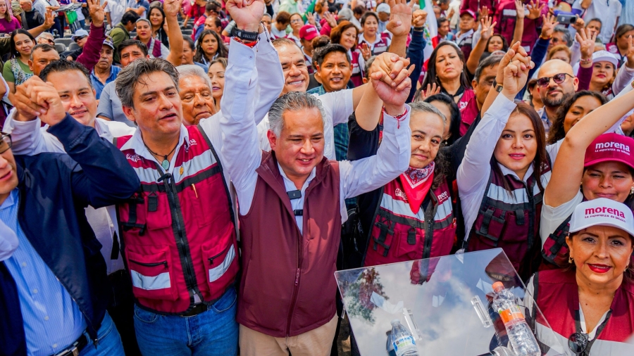 Santiago Nieto acompañado de distintos liderazgos políticos durante la asamblea informativa en la alameda de la capital del estado.