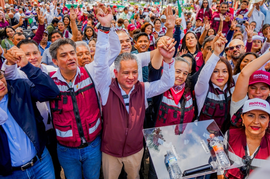 Santiago Nieto acompañado de distintos liderazgos políticos durante la asamblea informativa en la alameda de la capital del estado.