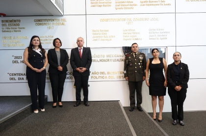La Mesa Directiva de la LXI Legislatura acompañan a su invitado para la revelación de las letras