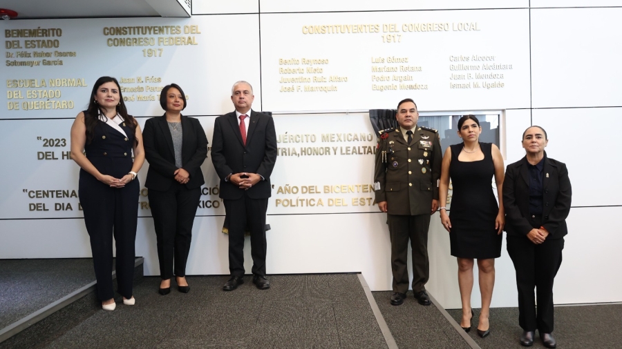 La Mesa Directiva de la LXI Legislatura acompañan a su invitado para la revelación de las letras
