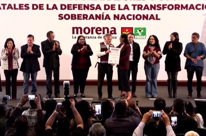 Santiago Nieto recibe de manos de Ariadna Montiel el nombramiento como coordinador