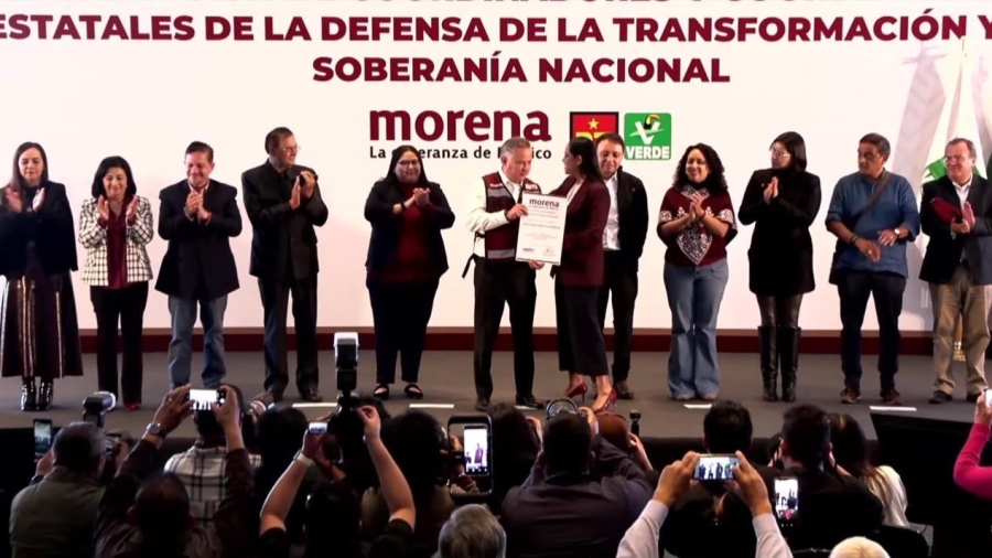 Santiago Nieto recibe de manos de Ariadna Montiel el nombramiento como coordinador