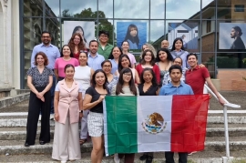 La Docente Daniela Ruiz con la delegación mexicana que se capacita en fránces