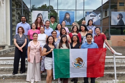 La Docente Daniela Ruiz con la delegación mexicana que se capacita en fránces