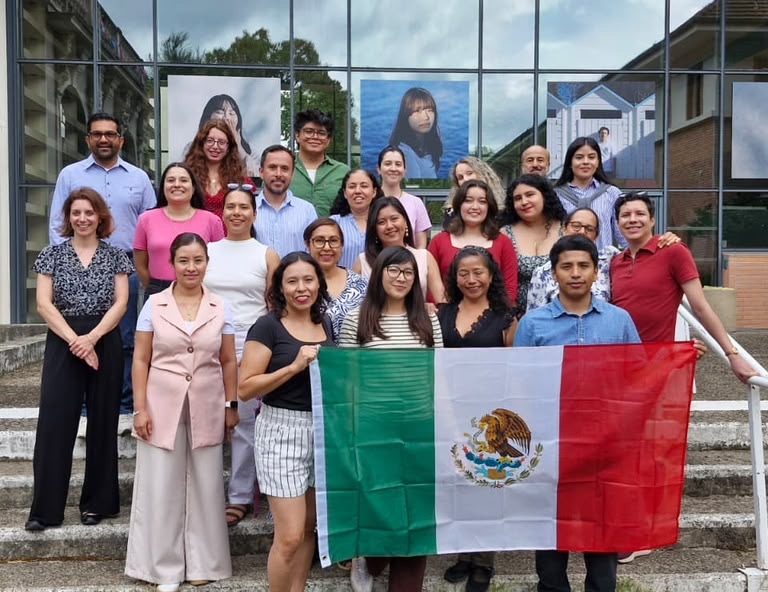 La Docente Daniela Ruiz con la delegación mexicana que se capacita en fránces