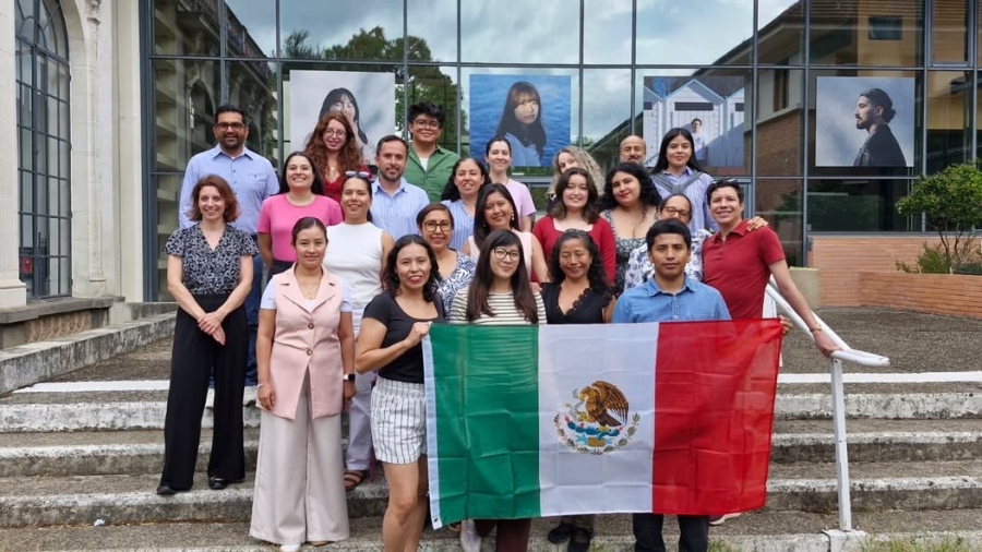 La Docente Daniela Ruiz con la delegación mexicana que se capacita en fránces