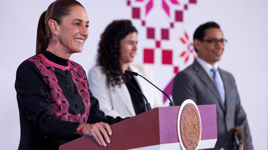 La Presidenta Claudia Sheinbaum en conferencia mañanera acompañada de María Luisa Alcalde