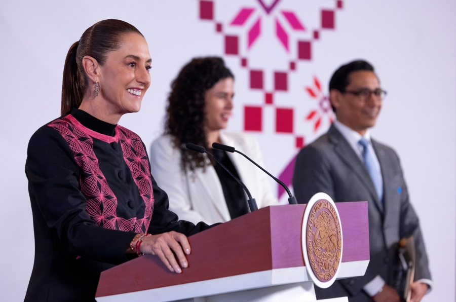La Presidenta Claudia Sheinbaum en conferencia mañanera acompañada de María Luisa Alcalde