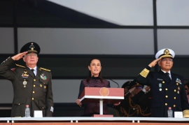 La Presidenta Claudia Sheinbaum acompañada de los secretarios de la defensa nacional