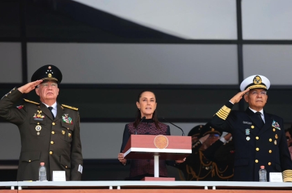 La Presidenta Claudia Sheinbaum acompañada de los secretarios de la defensa nacional
