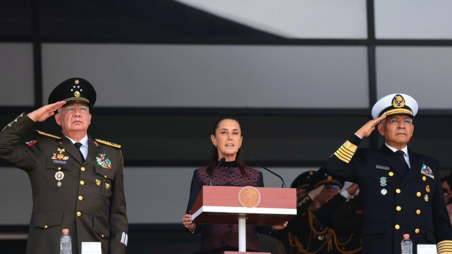 La Presidenta Claudia Sheinbaum acompañada de los secretarios de la defensa nacional