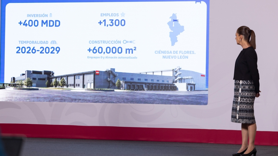 La Presidenta de la Republica durante la presentación de la nueva inversión de Lego en NL