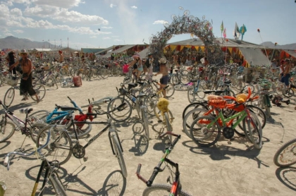 Bicicletas de Burning Man benefician a madres buscadoras en México