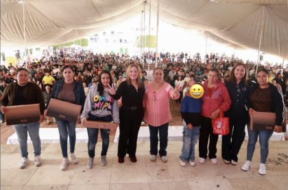 La diputada en uno de los eventos que realizo de entrega de laptops en El Marquez, Qro.