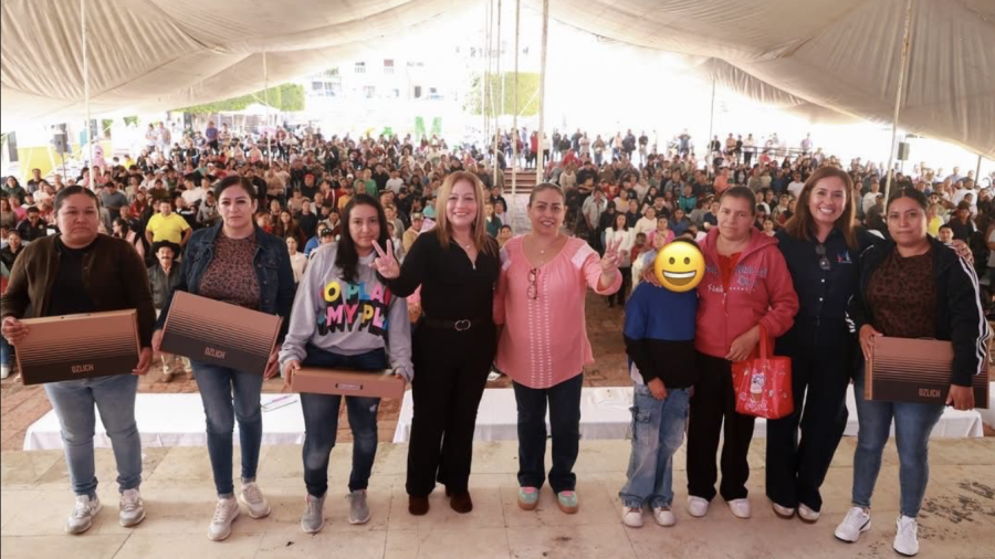 La diputada en uno de los eventos que realizo de entrega de laptops en El Marquez, Qro.