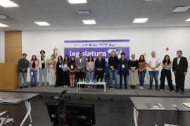 El Presidente de la mesa directiva de la LXI Legislatura con jovenes que se capacitan para la Legislatura de la Juventud