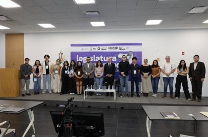 El Presidente de la mesa directiva de la LXI Legislatura con jovenes que se capacitan para la Legislatura de la Juventud