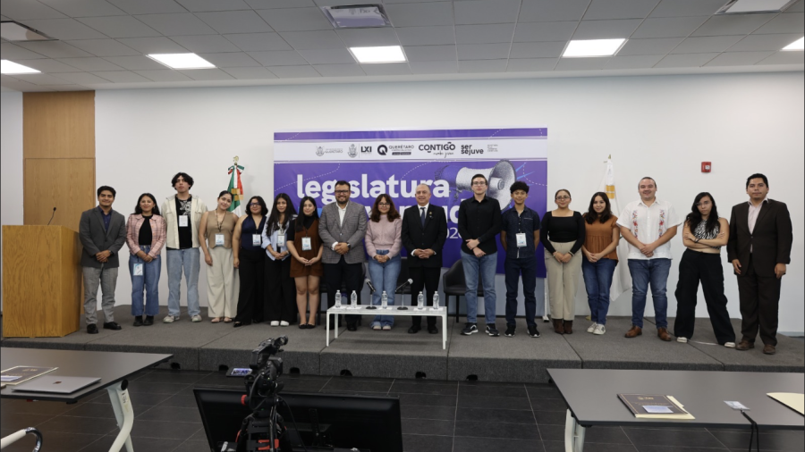 El Presidente de la mesa directiva de la LXI Legislatura con jovenes que se capacitan para la Legislatura de la Juventud