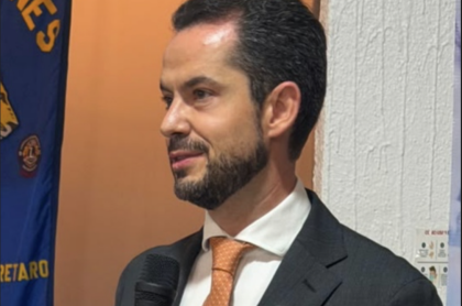 El Diputado paul Ospital durante una conferencia de prensa