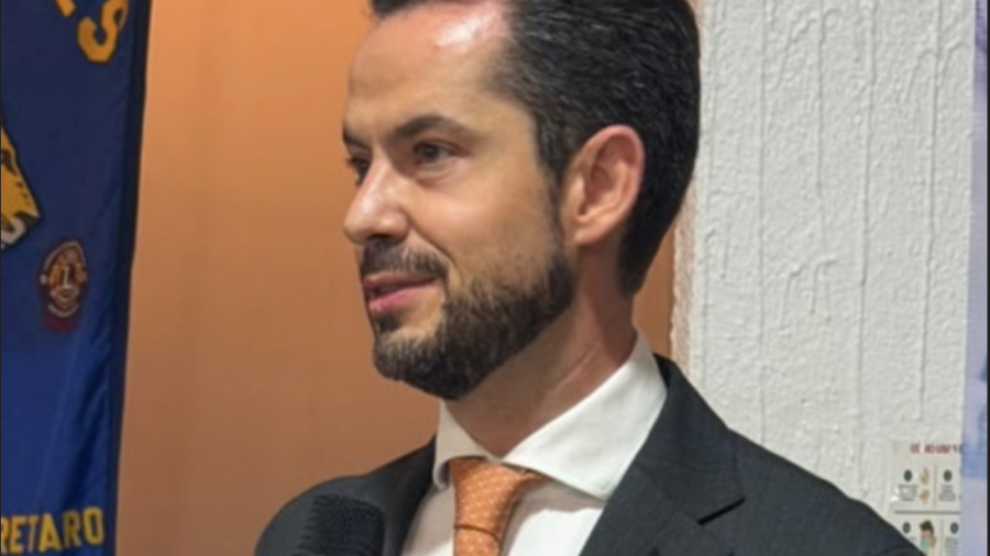 El Diputado paul Ospital durante una conferencia de prensa