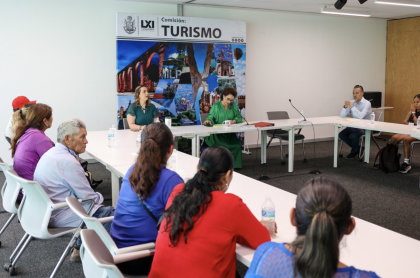 Las Diputadas Perla Patricia Flores y Adriana Meza durante la discusión de la comisión de turismo