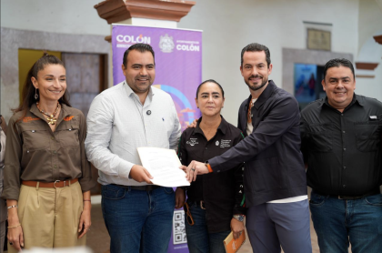 El Diputado Local Paul Ospital acompañado de la diputada Tere Calzada y el Presidente municipal de Colón Gaspar Trueba