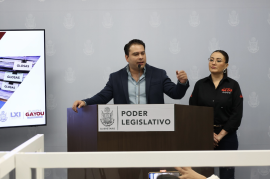 Los diputados locales Claudia Díaz y Eric Silva en conferencia de prensa