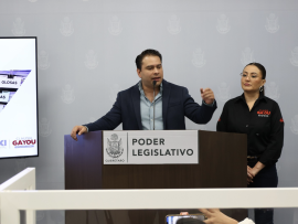 Los diputados locales Claudia Díaz y Eric Silva en conferencia de prensa