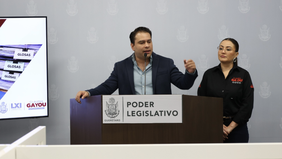 Los diputados locales Claudia Díaz y Eric Silva en conferencia de prensa