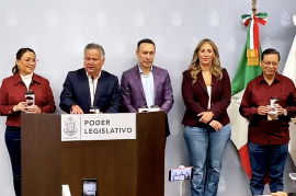El coordinador de la 4T en Querétaro Santiago Nieto acompañado de diputados locales durante conferencia de prensa