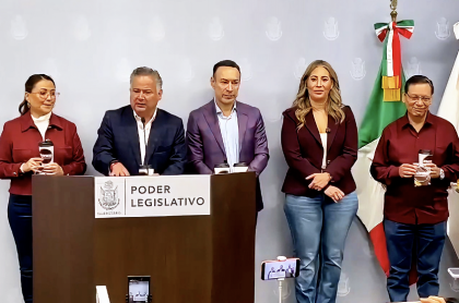 El coordinador de la 4T en Querétaro Santiago Nieto acompañado de diputados locales durante conferencia de prensa
