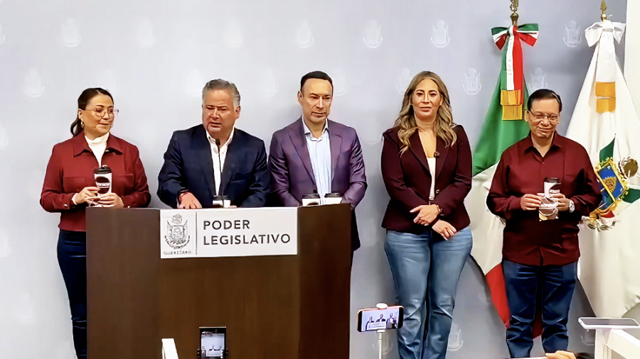 El coordinador de la 4T en Querétaro Santiago Nieto acompañado de diputados locales durante conferencia de prensa