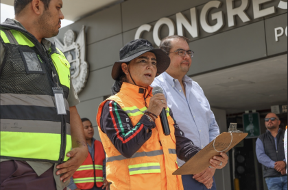 La Diputada Local Tere Calzada presidenta de la comisión de Proteccion Civil del Congreso acompañada del presidente de la Jucopo Memo Vega
