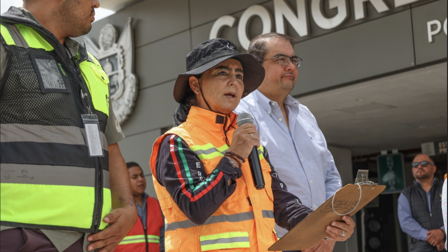 La Diputada Local Tere Calzada presidenta de la comisión de Proteccion Civil del Congreso acompañada del presidente de la Jucopo Memo Vega