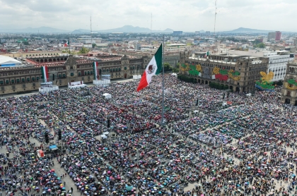 Ante miles de simpatizantes en el Zócalo, la presidenta confirmó la aprobación de la jornada laboral de 40 horas y anunció una reforma para prohibir que ciudadanos con doble nacionalidad gobiernen en México.