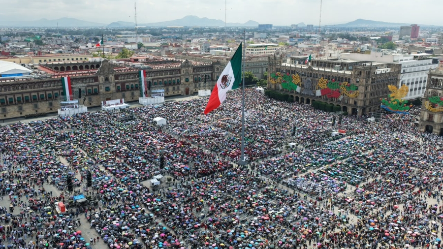 Ante miles de simpatizantes en el Zócalo, la presidenta confirmó la aprobación de la jornada laboral de 40 horas y anunció una reforma para prohibir que ciudadanos con doble nacionalidad gobiernen en México.