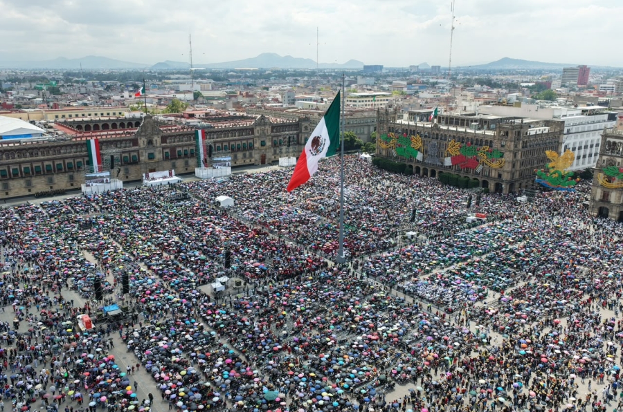 Ante miles de simpatizantes en el Zócalo, la presidenta confirmó la aprobación de la jornada laboral de 40 horas y anunció una reforma para prohibir que ciudadanos con doble nacionalidad gobiernen en México.
