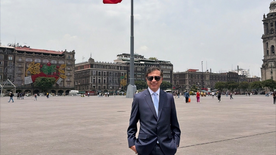 Gustavo Petro a su llegada a la ciudad de México visito el centro histórico
