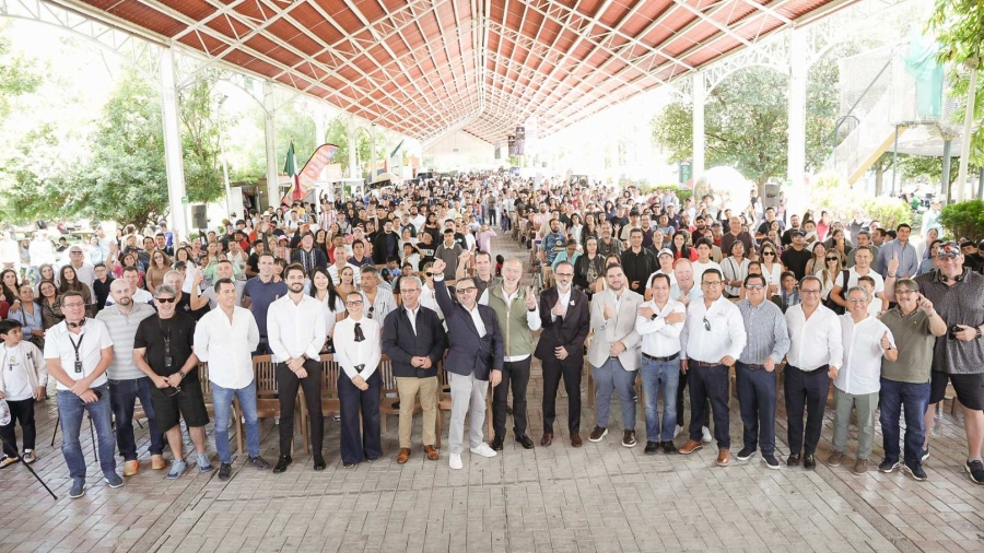 El secretario Del Prete junto a directivos de Martín Rea durante la celebración de su 25 aniversario