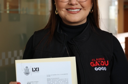 La Diputada Claudia Díaz Gayou mostrando el documento ya con sello de acuse de oficializa de partes
