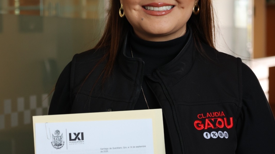 La Diputada Claudia Díaz Gayou mostrando el documento ya con sello de acuse de oficializa de partes
