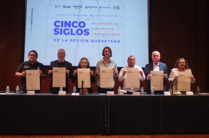La secretaria de cultura acompañada de cronistas del Estado